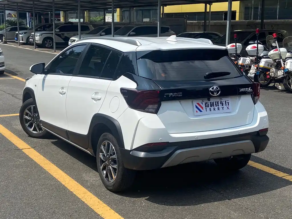 Toyota Yaris L — фото 6