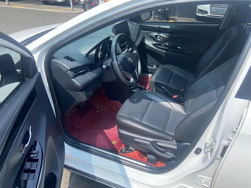 Toyota Yaris L — фото 10