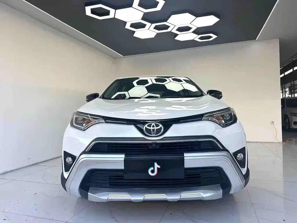 Toyota RAV4 — фото 2