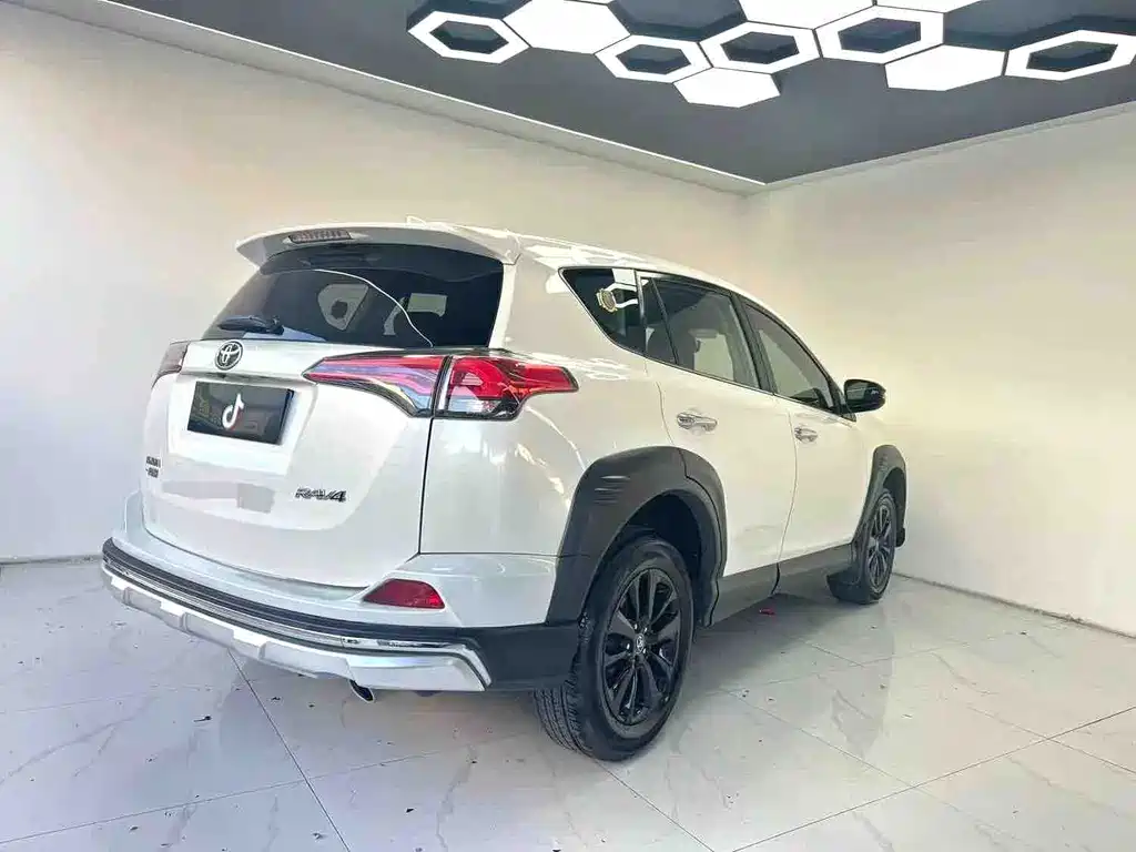Toyota RAV4 — фото 7