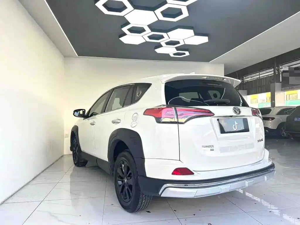Toyota RAV4 — фото 9
