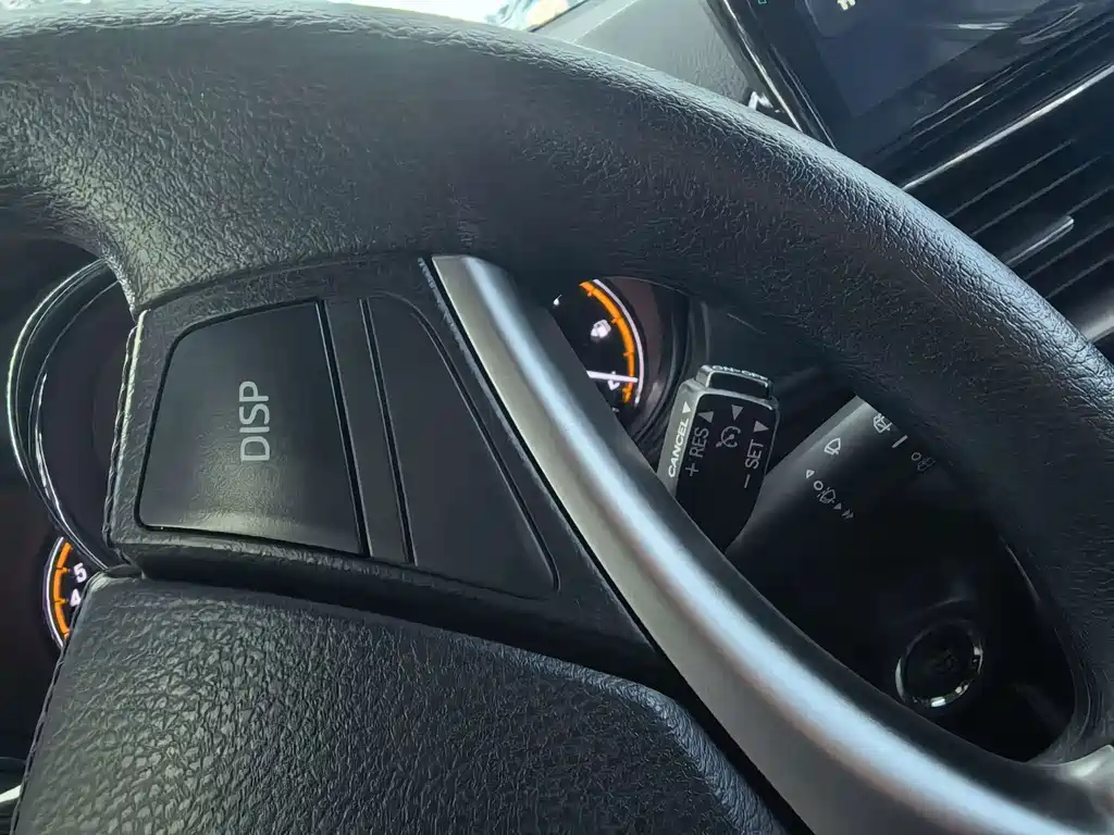 Toyota Yaris L — фото 11