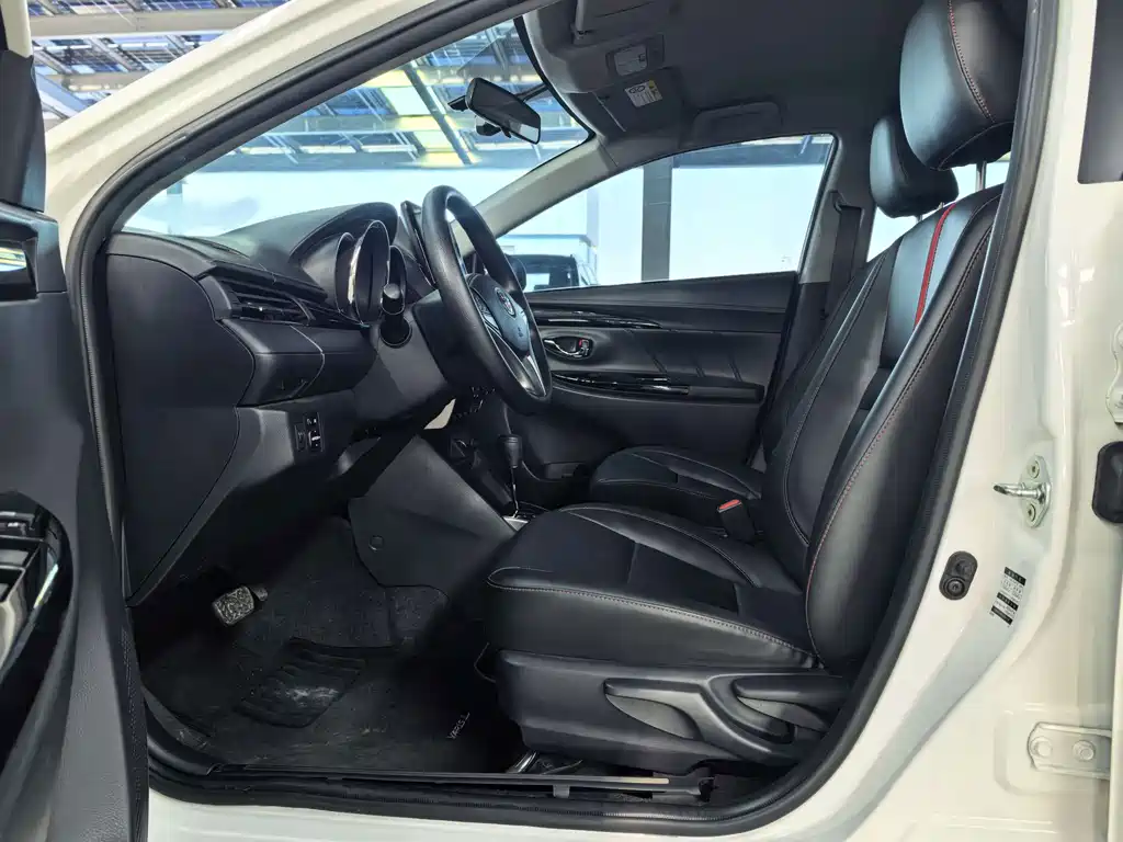 Toyota Yaris L — фото 9