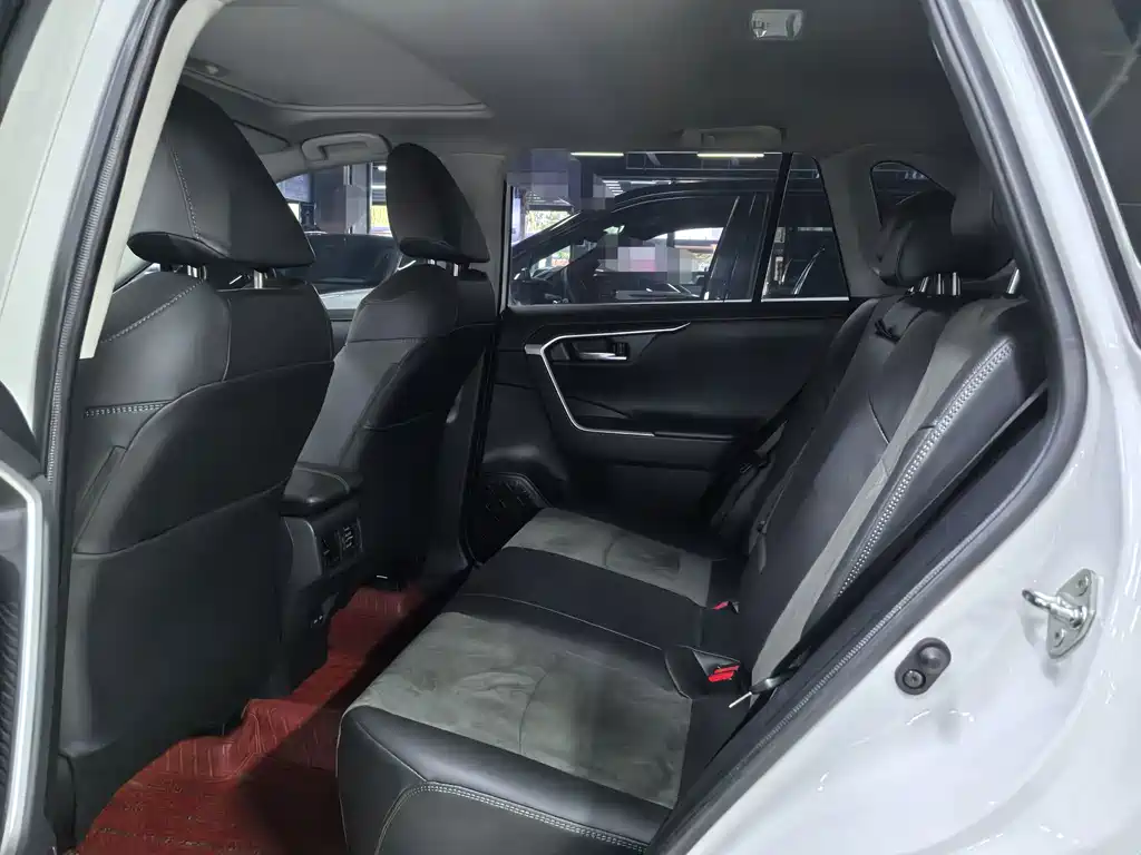 Toyota RAV4 — фото 12