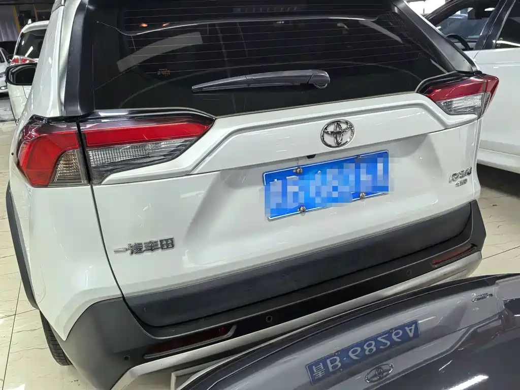 Toyota RAV4 — фото 5