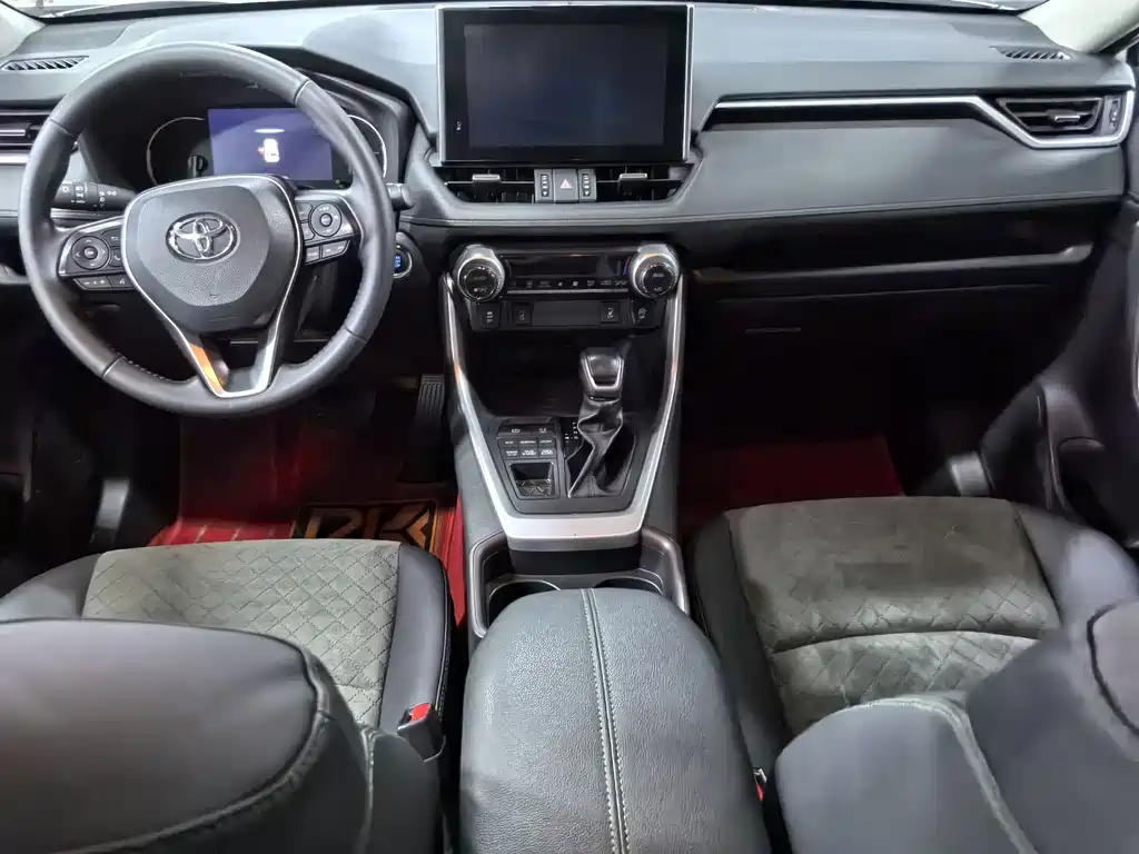 Toyota RAV4 — фото 8