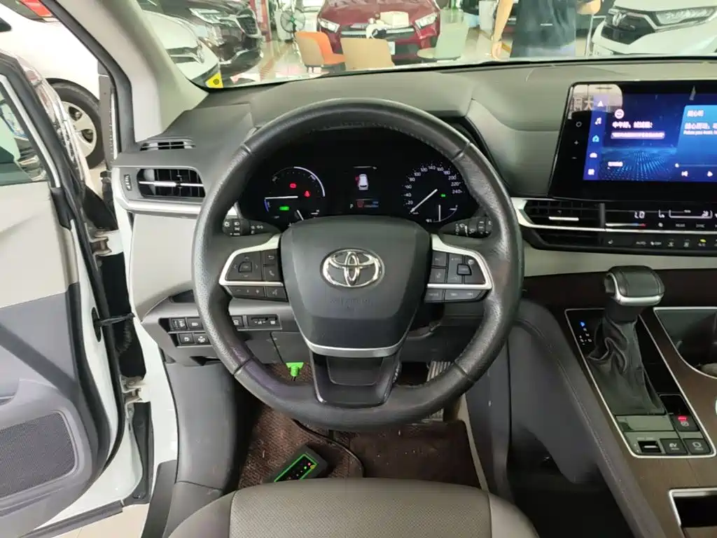 Toyota Granvia — фото 11