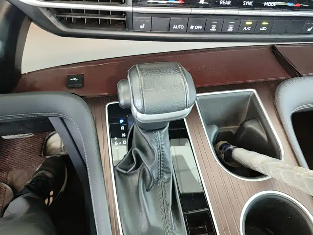 Toyota Granvia — фото 14
