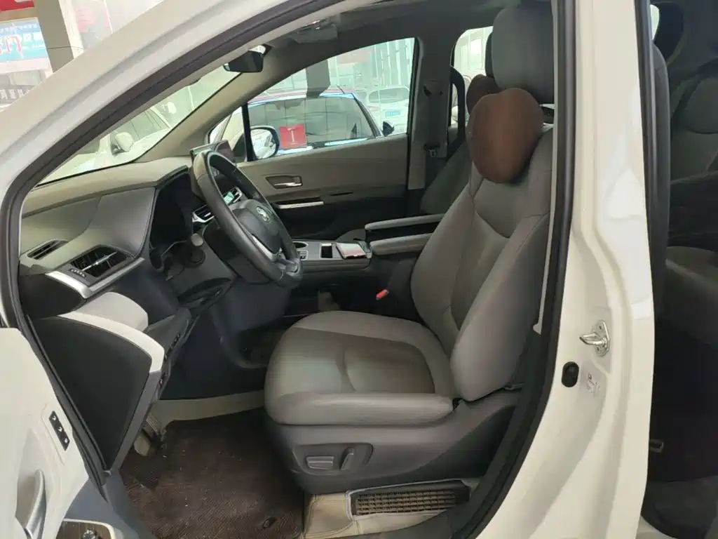 Toyota Granvia — фото 15
