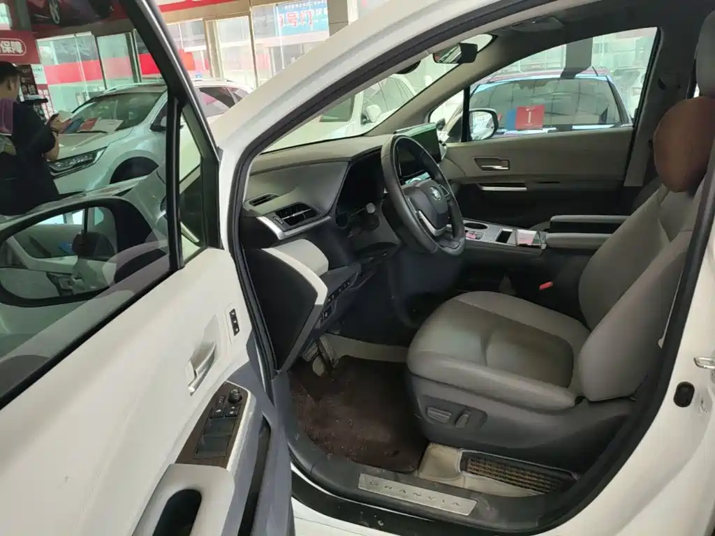 Toyota Granvia — фото 16