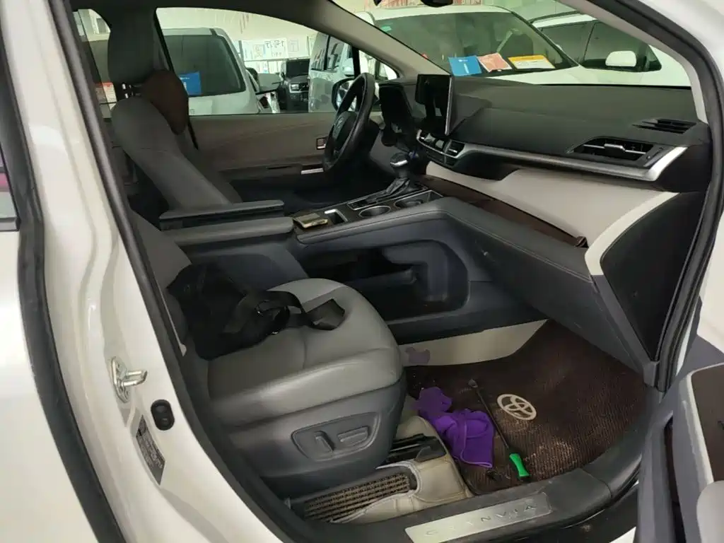 Toyota Granvia — фото 25