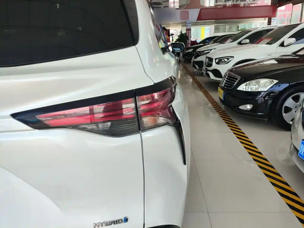 Toyota Granvia — фото 8
