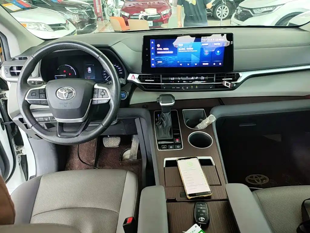 Toyota Granvia — фото 10