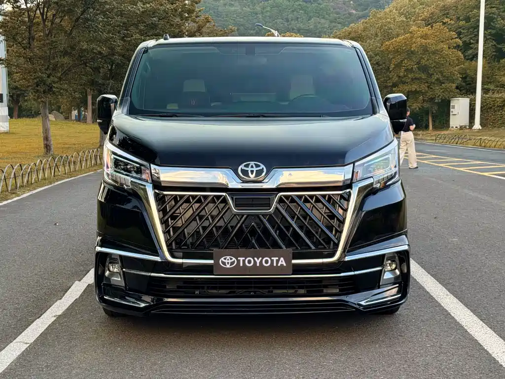Toyota Hiace — фото 2