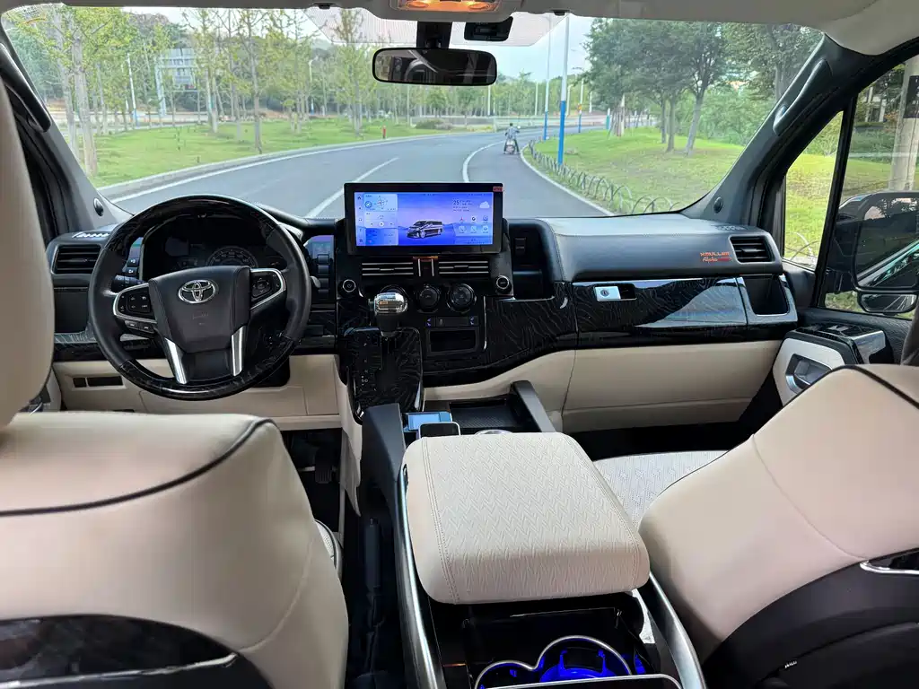 Toyota Hiace — фото 11