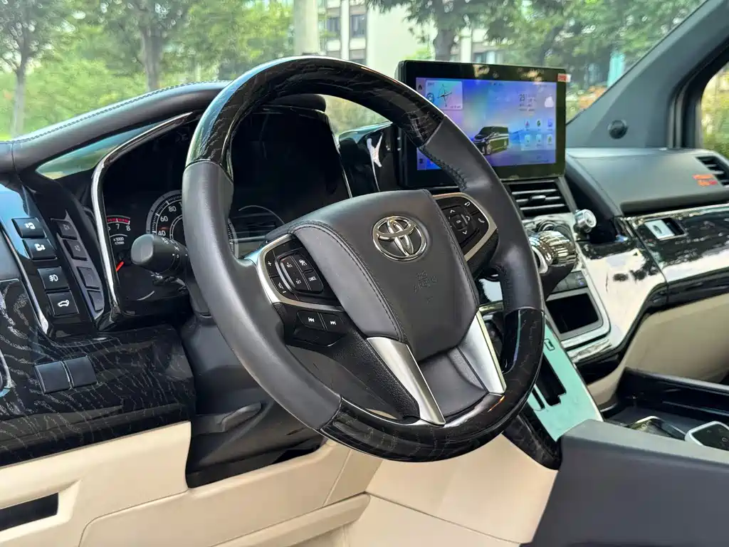 Toyota Hiace — фото 13