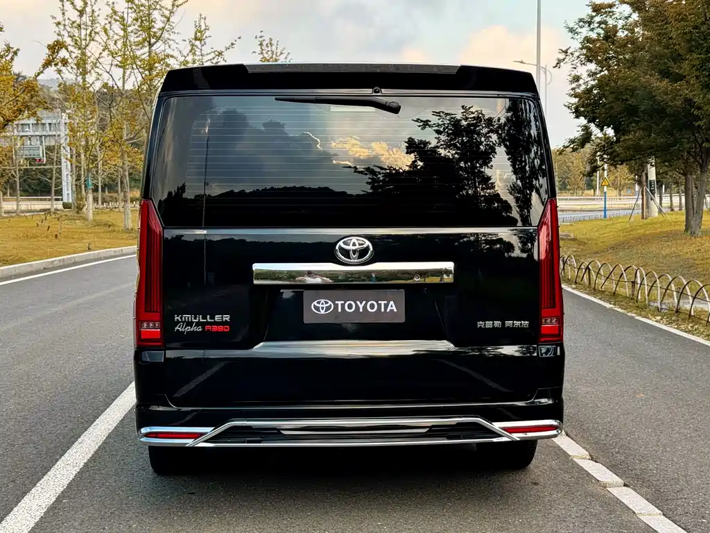 Toyota Hiace — фото 4