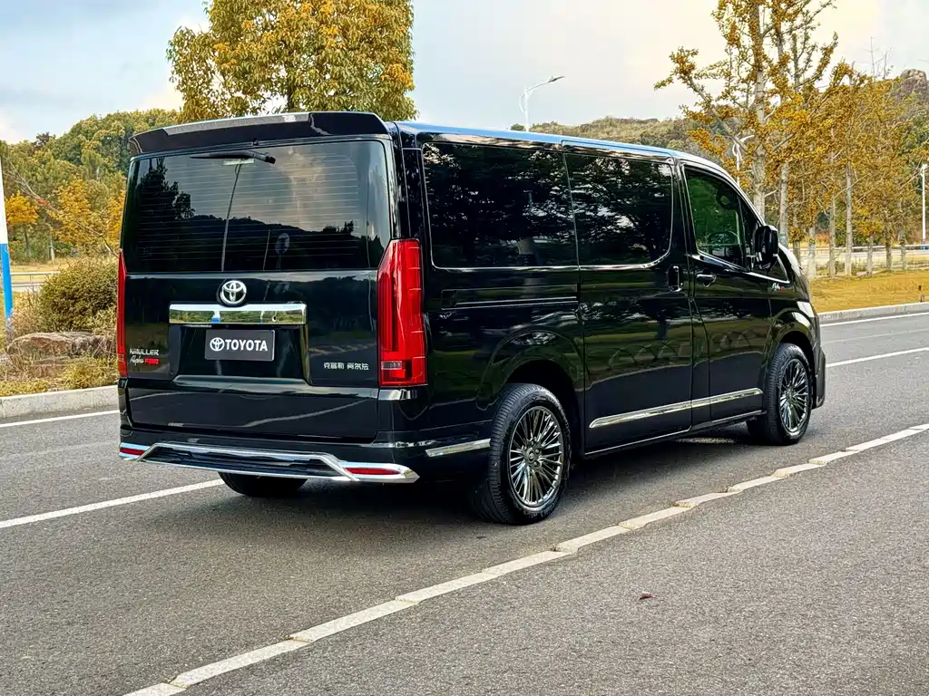 Toyota Hiace — фото 5