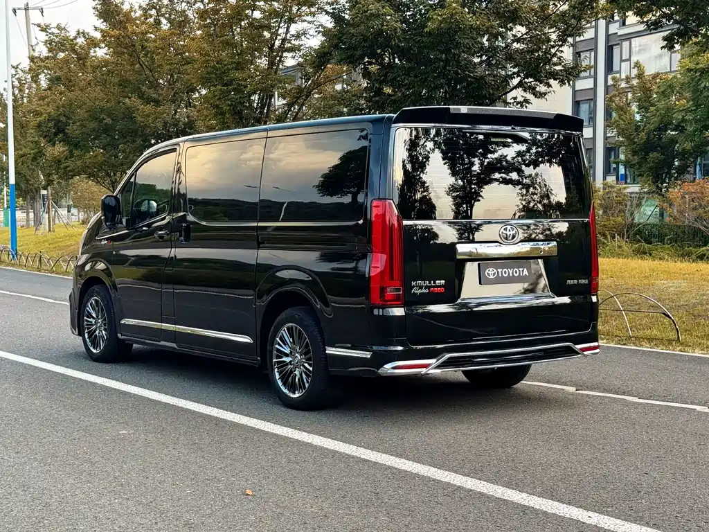 Toyota Hiace — фото 6