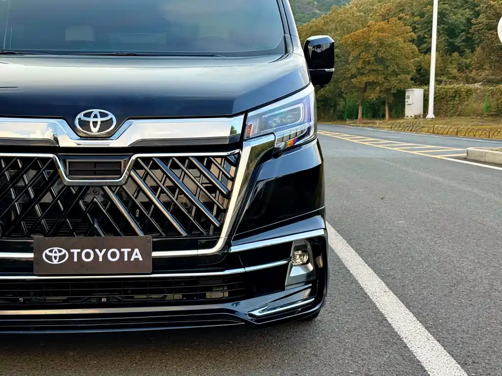 Toyota Hiace — фото 8