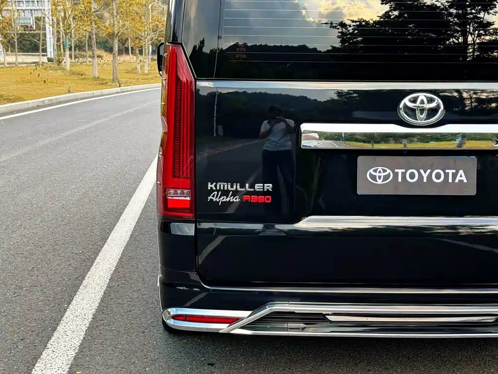 Toyota Hiace — фото 9