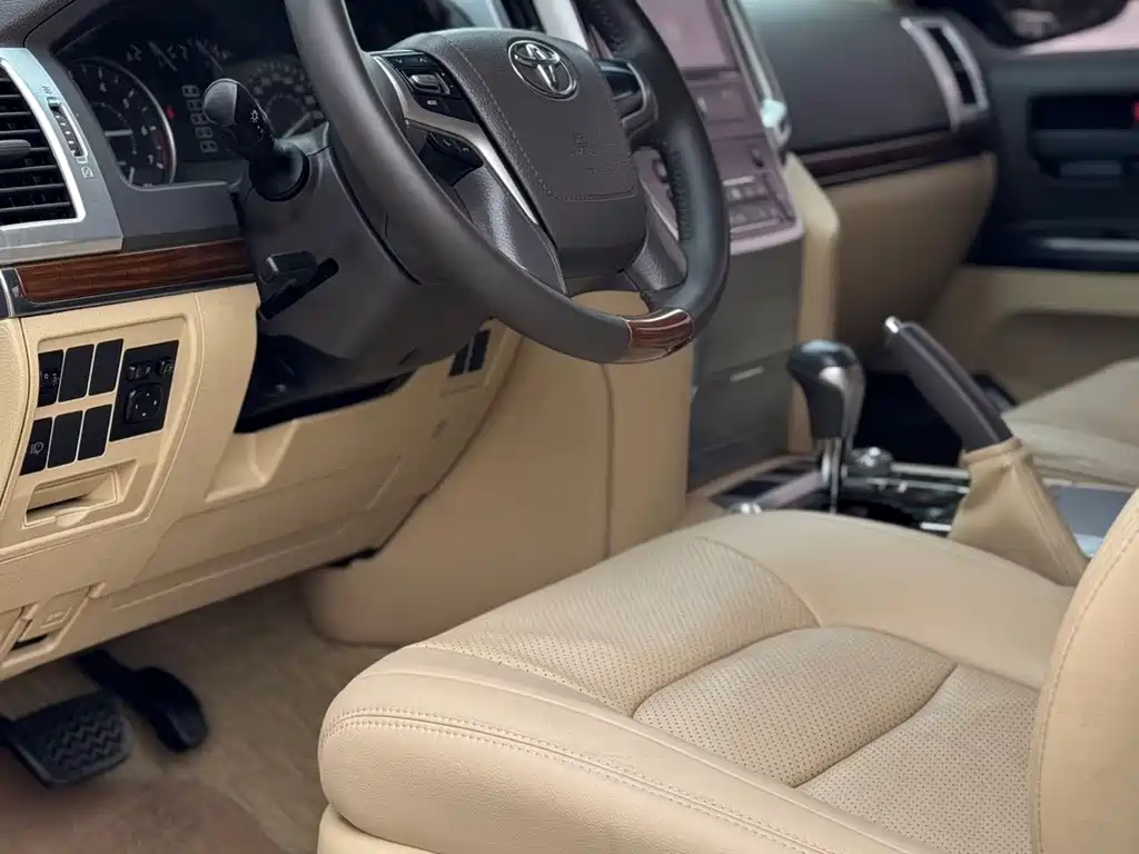 Toyota Land Cruiser — фото 10