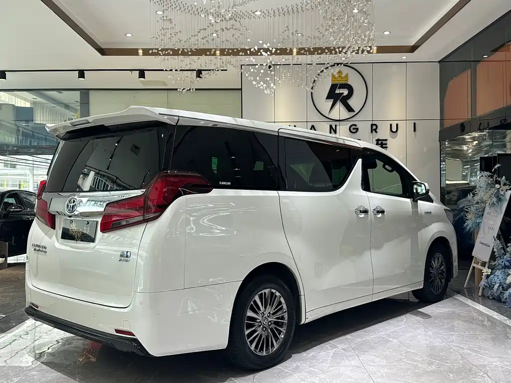 Toyota Alphard — фото 11