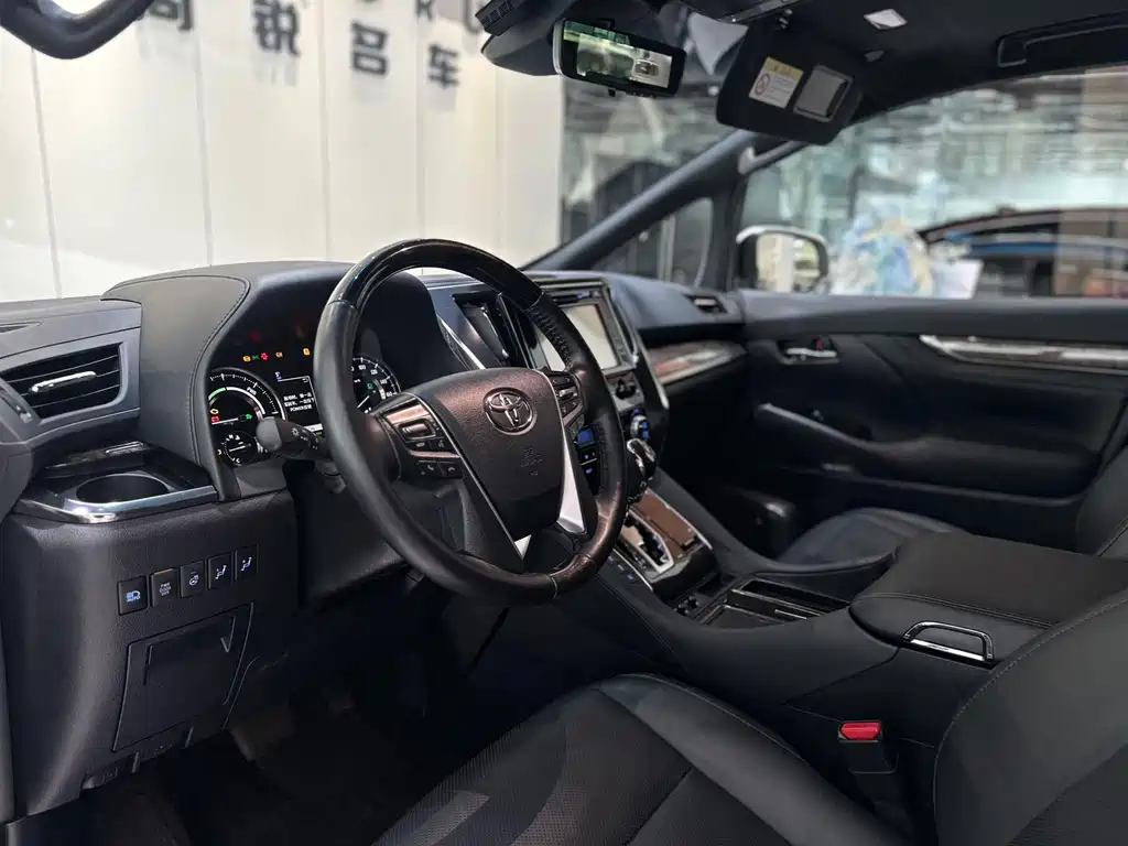 Toyota Alphard — фото 4
