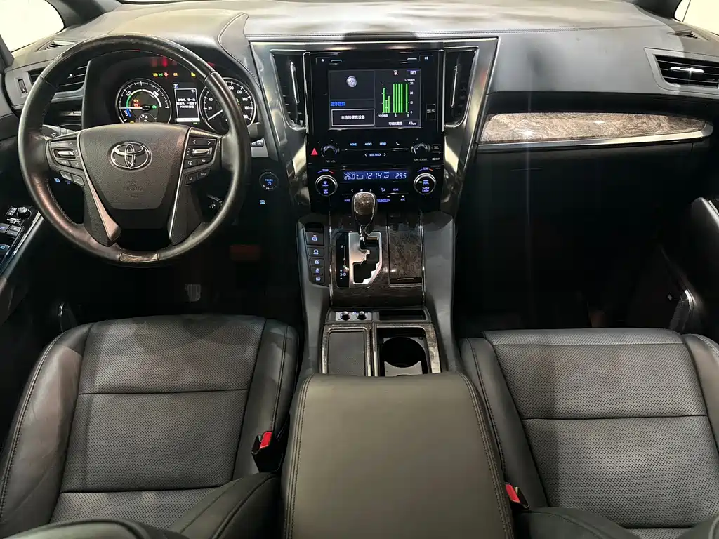 Toyota Alphard — фото 5