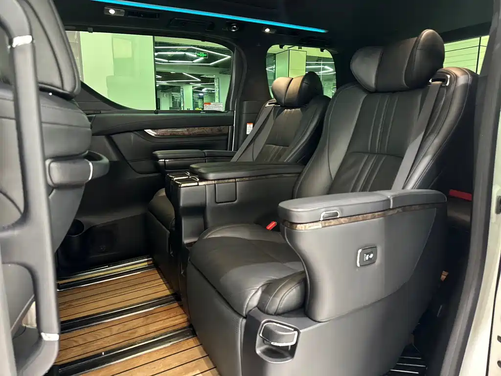 Toyota Alphard — фото 6