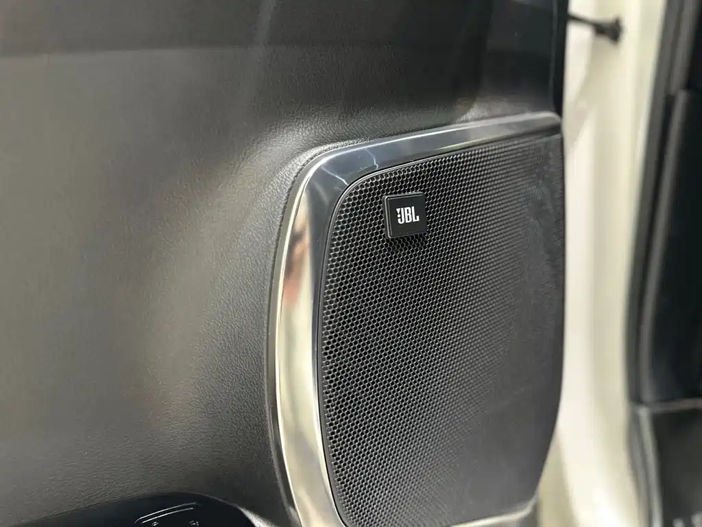 Toyota Alphard — фото 8