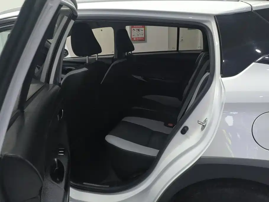 Toyota Yaris L — фото 11