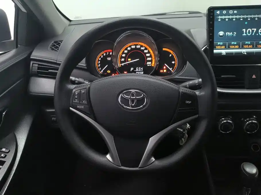 Toyota Yaris L — фото 15
