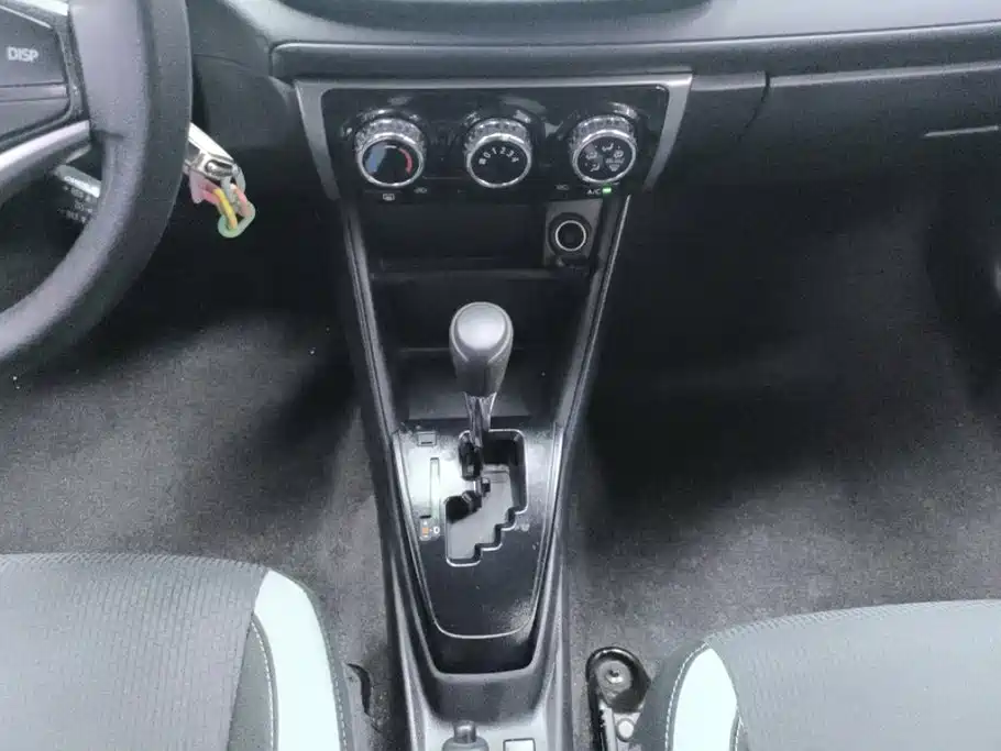 Toyota Yaris L — фото 16
