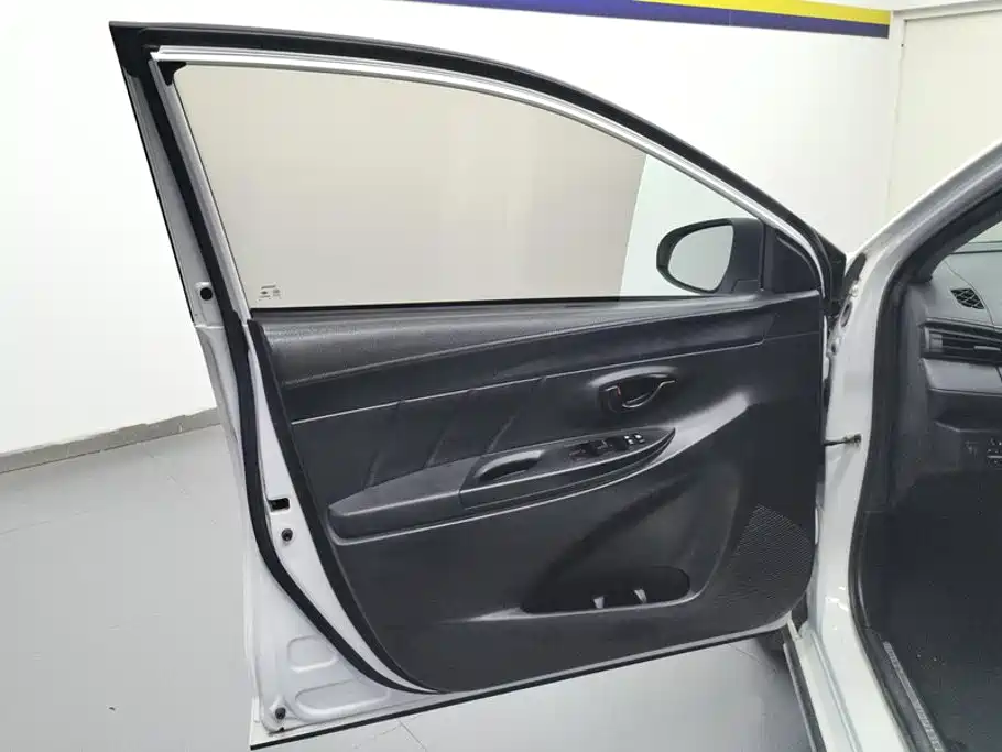 Toyota Yaris L — фото 7