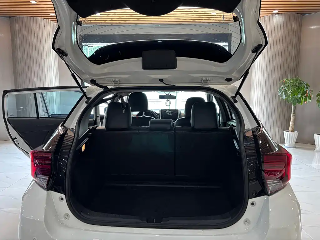 Toyota Yaris L — фото 11