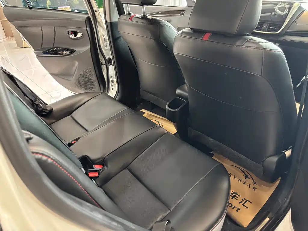 Toyota Yaris L — фото 13