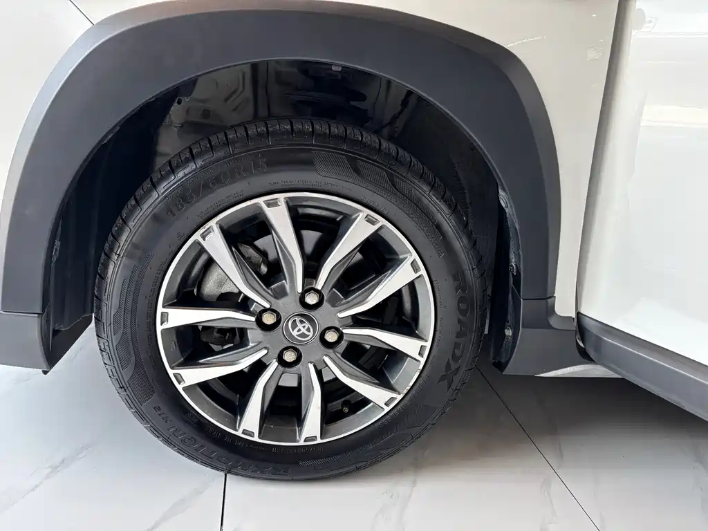 Toyota Yaris L — фото 19