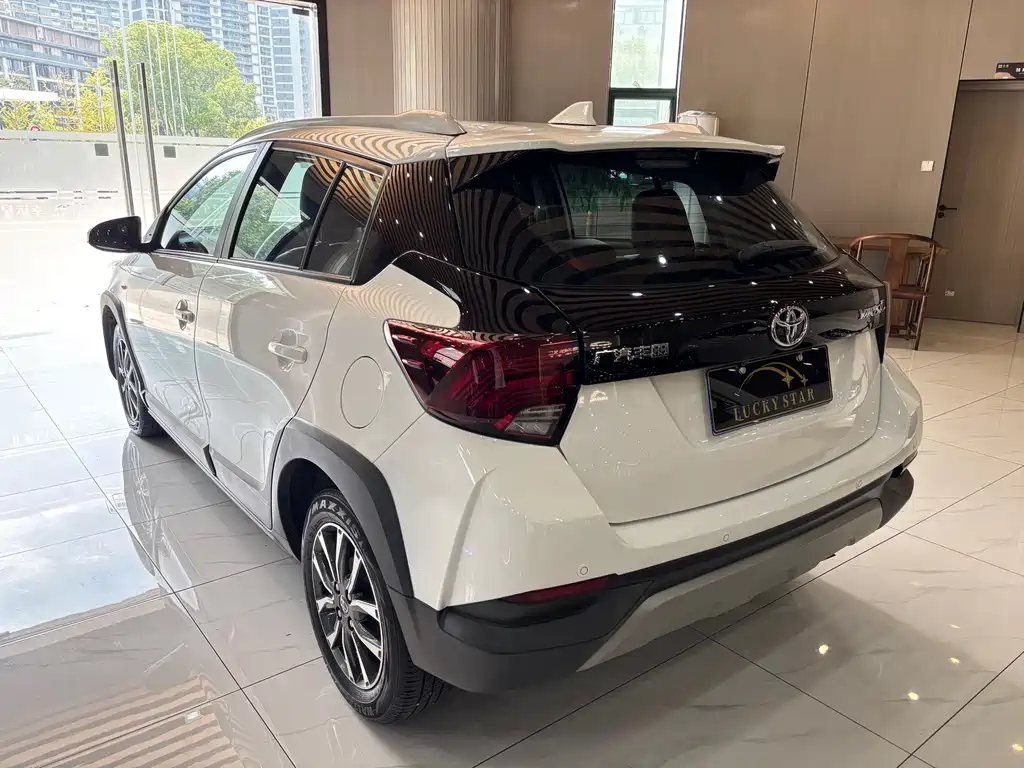 Toyota Yaris L — фото 3