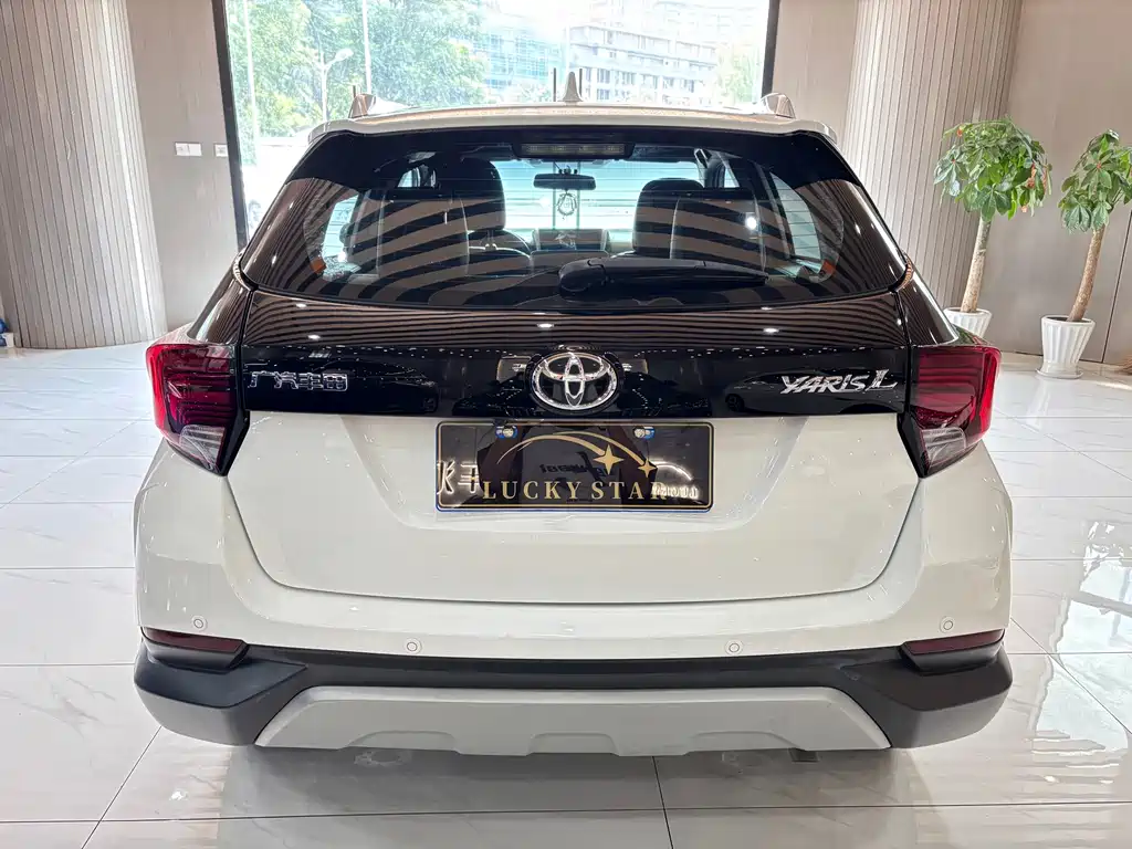 Toyota Yaris L — фото 4