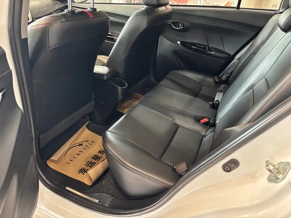 Toyota Yaris L — фото 10