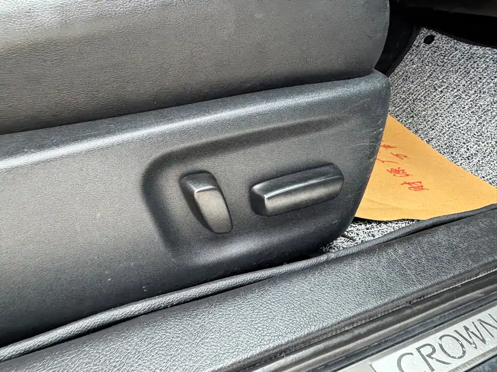 Toyota Crown — фото 15