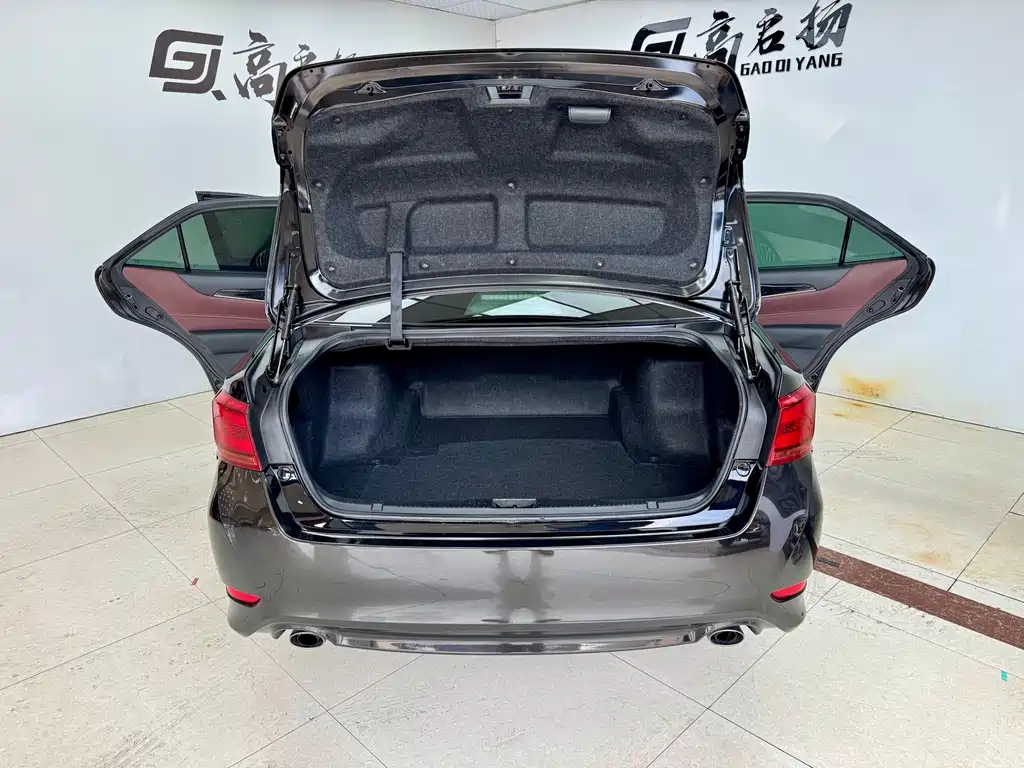 Toyota Crown — фото 19