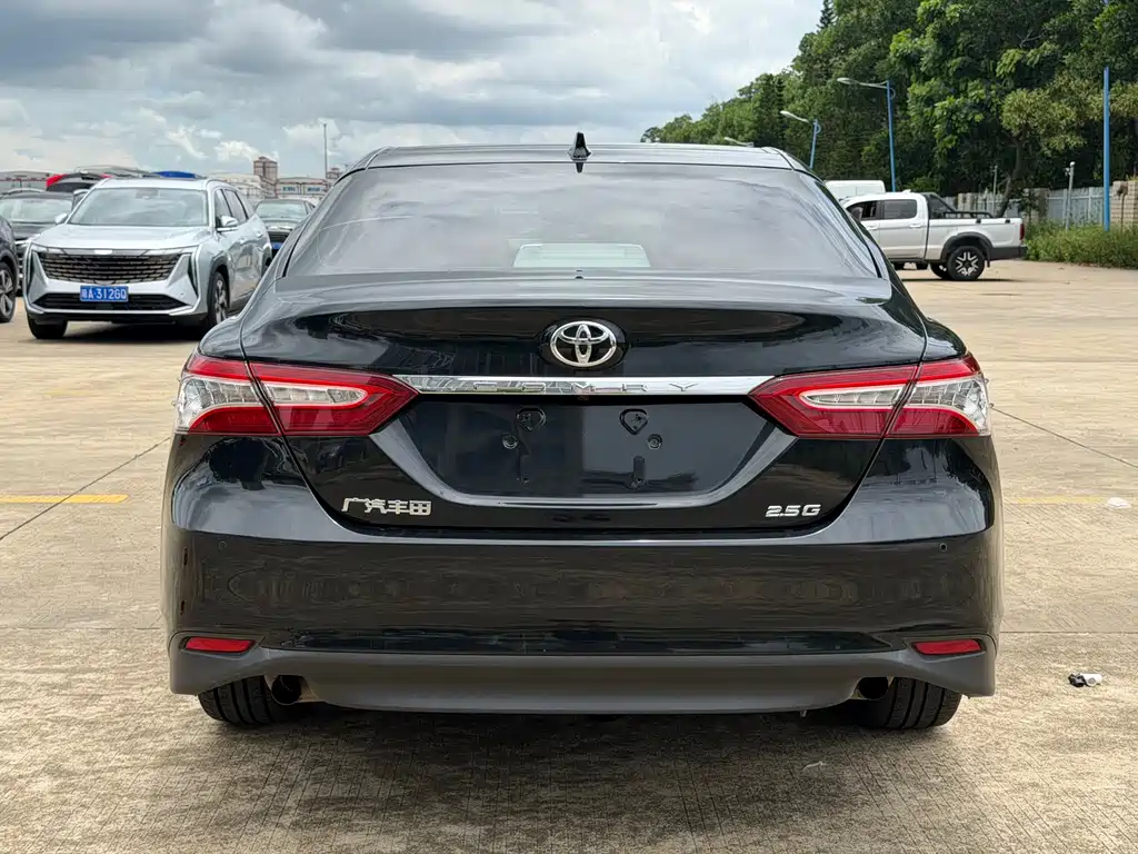 Toyota Camry — фото 8