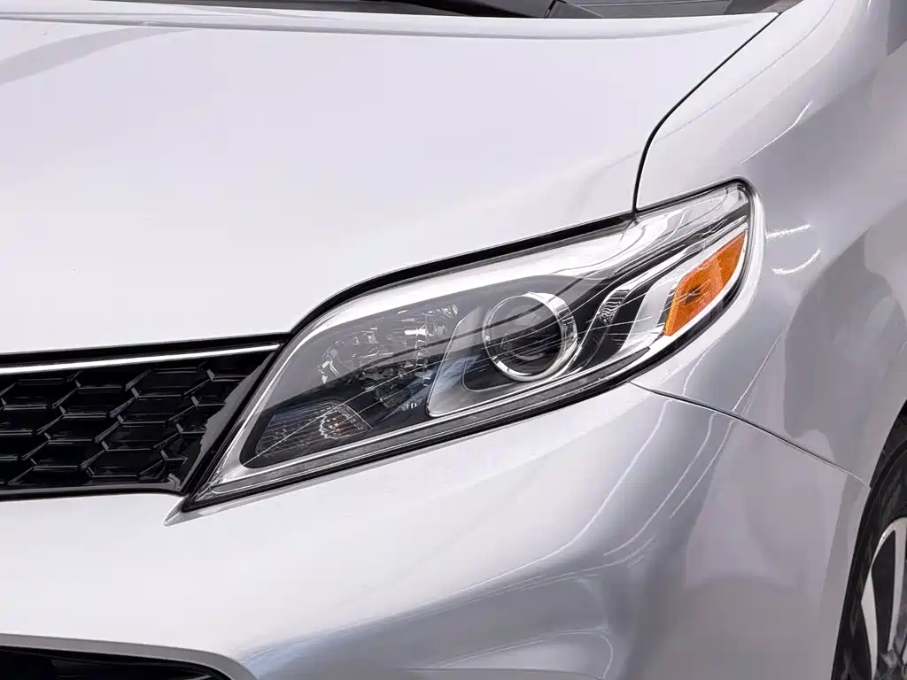 Toyota Sienna — фото 3