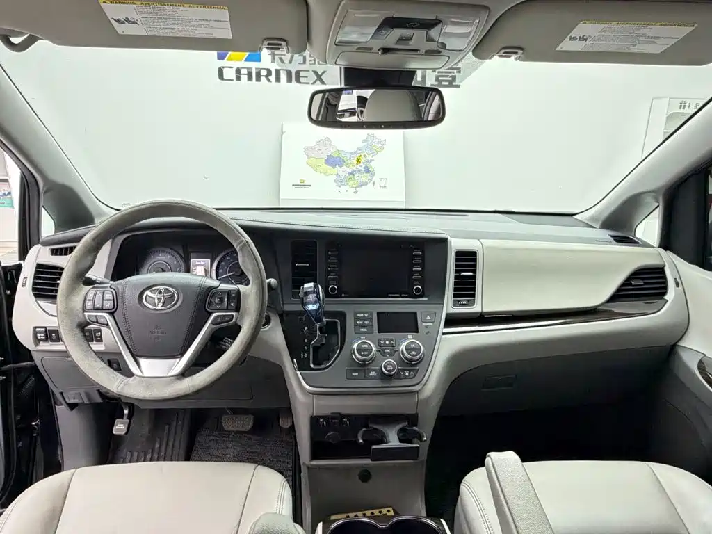 Toyota Sienna — фото 6