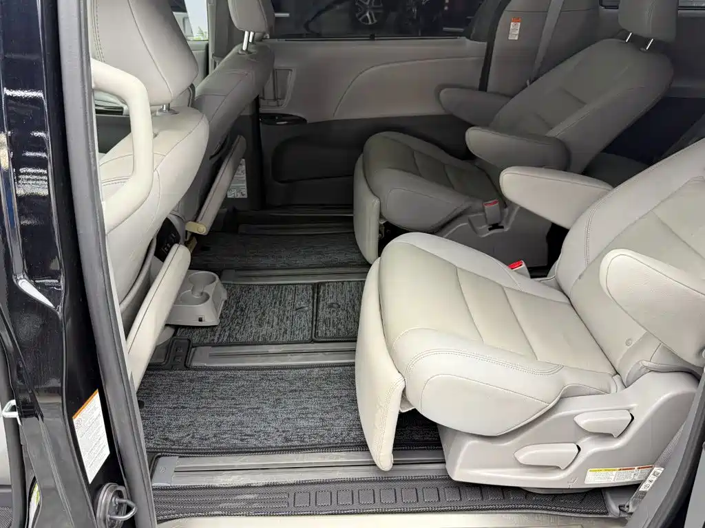 Toyota Sienna — фото 9