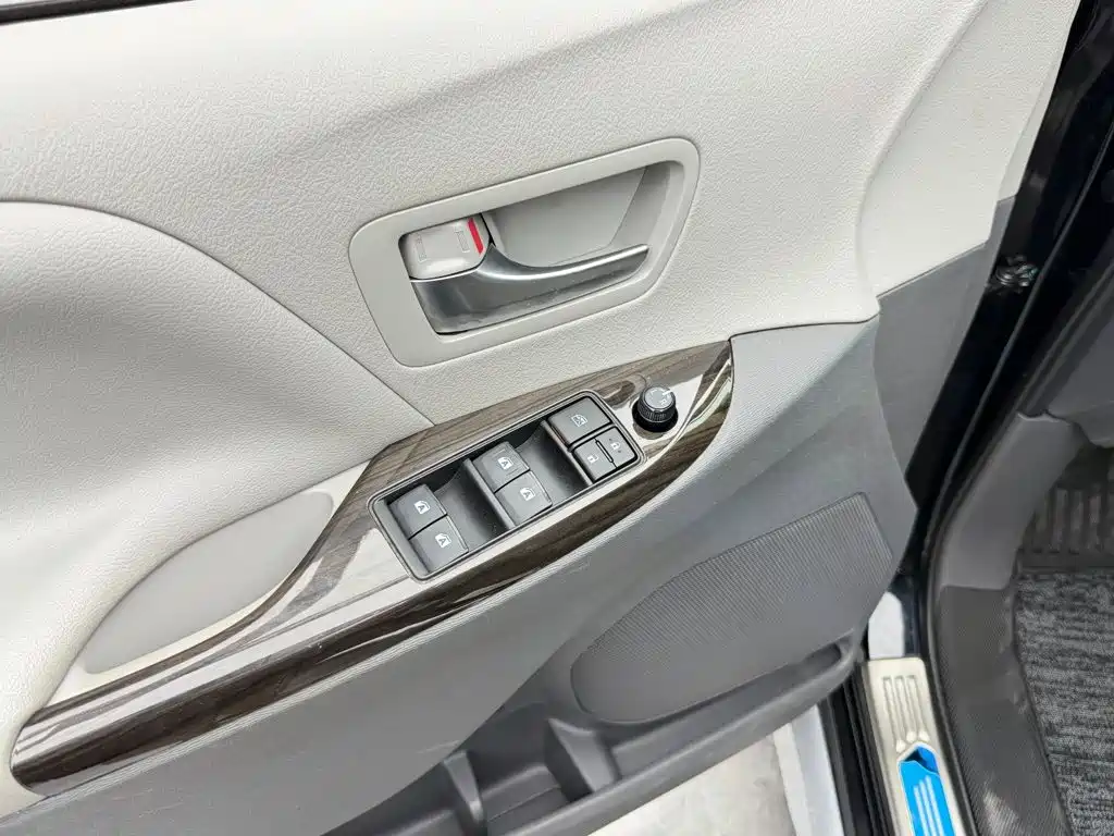 Toyota Sienna — фото 10