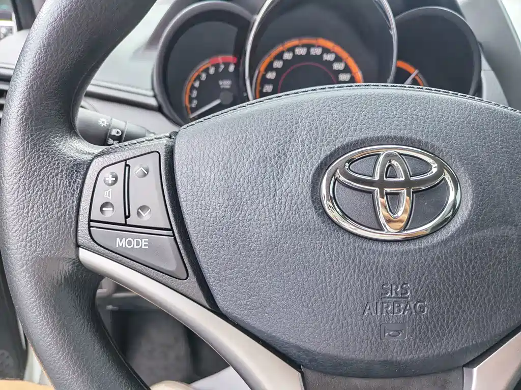 Toyota Yaris L — фото 15