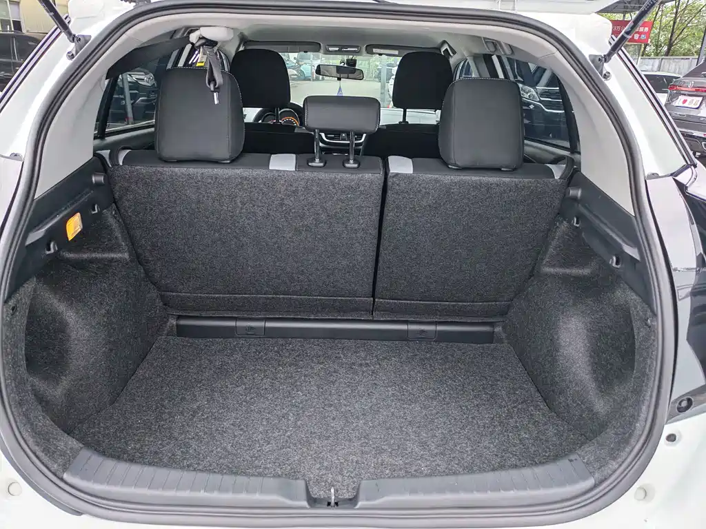 Toyota Yaris L — фото 24